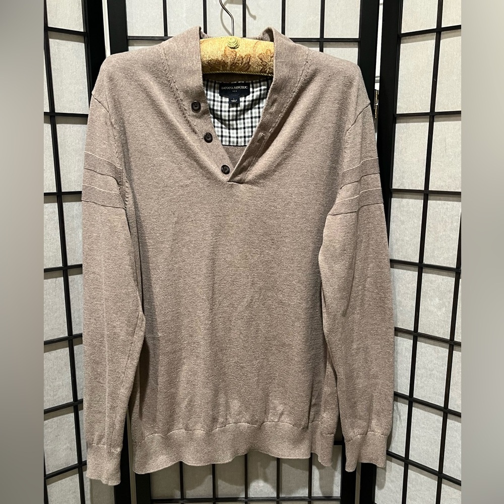 Banana Republic MENS V-Neck PREPPY HENLEY STYLE Sweater in Tan, SIZE L